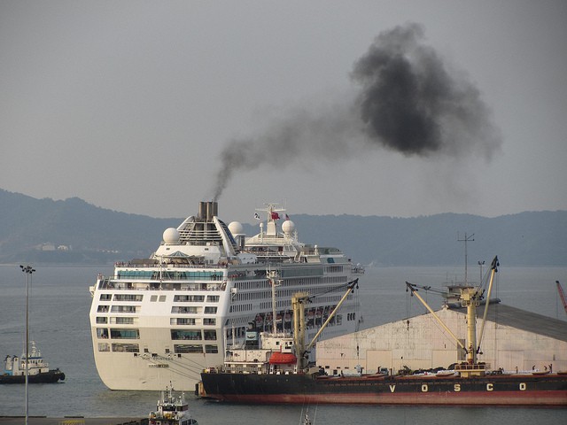 Tour ship smoke pollution [Jason Thien]